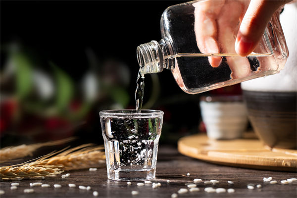 白酒遇冷，集體“降度”，關(guān)聯(lián)企業(yè)有何營銷啟示？